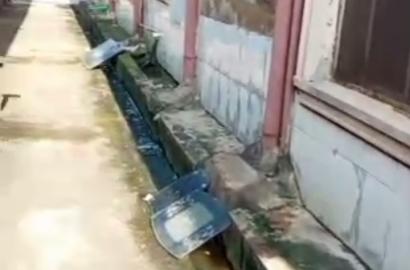 The property consists of:  ✓ 9 units of mini flats and  ✓ 4 units of 2 bedroom flats on a full plot of land.