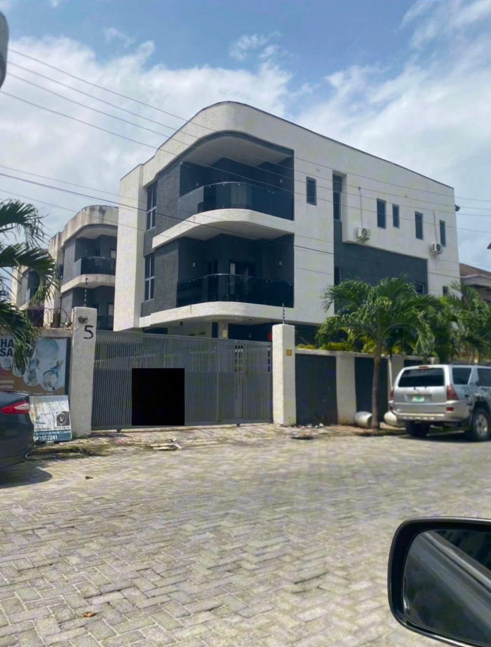 Neatly Used 5-Bedroom Fully Detached Duplex with Boys' Quarters (BQ) 📍 Location: Ikate, Lekki, Lagos
