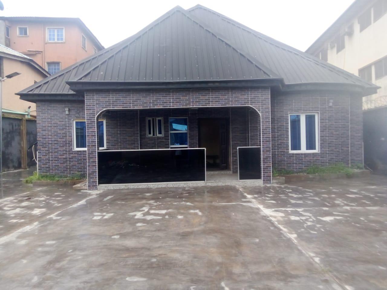 🏡 TO LET Spacious 4-Bedroom Flat – Alone in the Compound 📍 Location: Close to Oyekola Plaza, Jakande Gate, Oke-Afa, Isolo, Lagos