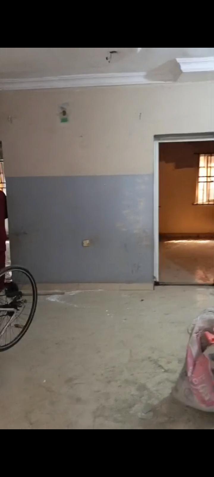 Lovely 2-Bedroom Flat 📍 Location: Idiaraba, Off Igbira Street, Lagos